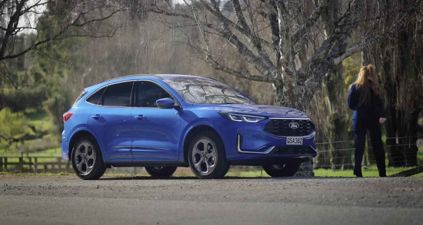Blue Ford SUV with driver locked out needing car lockout service in West Islip, NY